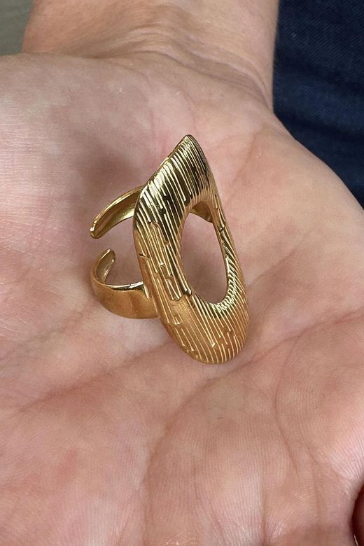 Anillo ovalado dorado