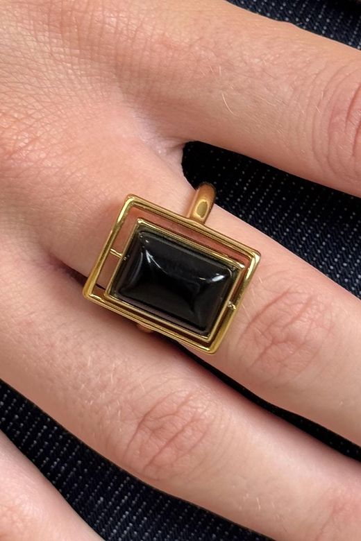 Anillo vintage dorado negro