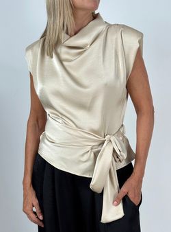 Blusa de Raso Drapeada Beige