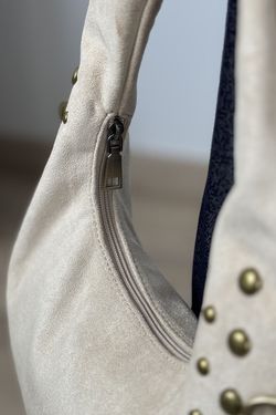 Bolso slouchy tachuelas beige