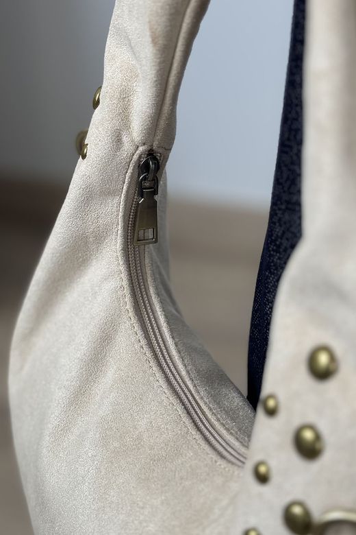 Bolso slouchy tachuelas beige