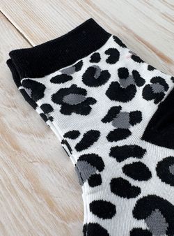 Calcetín leopardo blanco-negro-gris