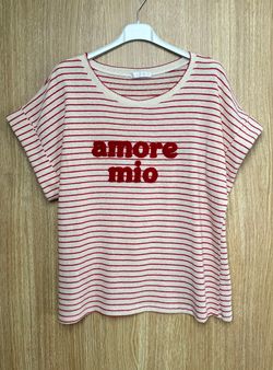 Camiseta Amore mío beige-rojo