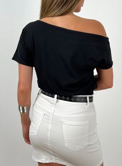 Camiseta asimétrica tachas negra