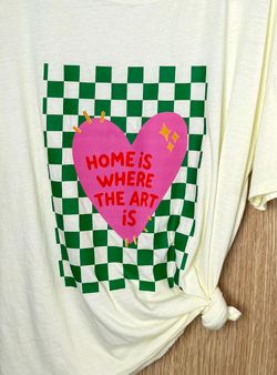 Camiseta Home is where the art amarillo