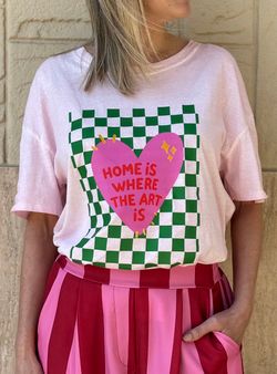Camiseta Home is where the art rosa
