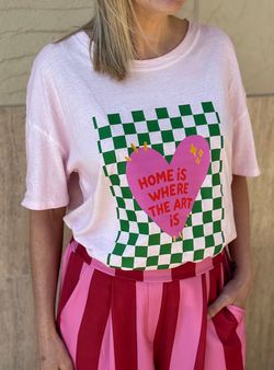Camiseta Home is where the art rosa