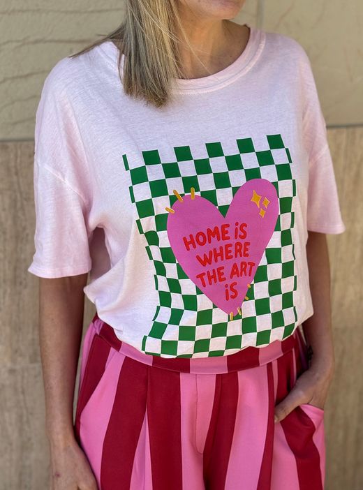 Camiseta Home is where the art rosa