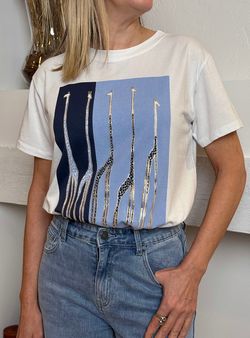 Camiseta jirafas blanco-marino-celeste