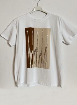 Camiseta jirafas blanco-marrón-beige