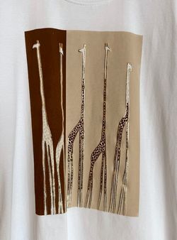 Camiseta jirafas blanco-marrón-beige