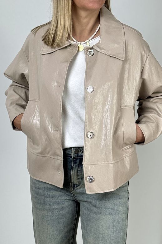 Cazadora efecto piel beige