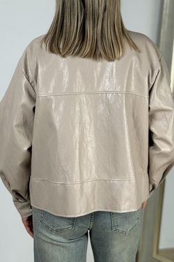 Cazadora efecto piel beige