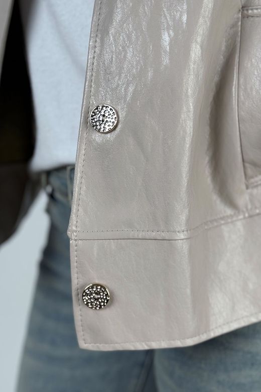 Cazadora efecto piel beige