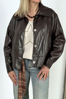 Cazadora efecto piel marrón