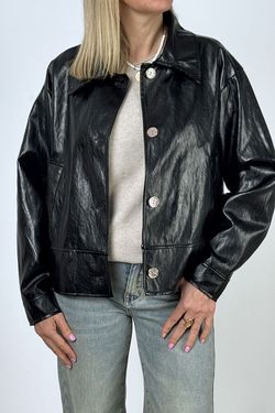 Cazadora efecto piel negra