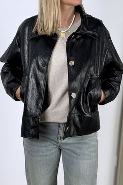 Cazadora efecto piel negra