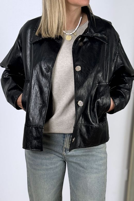 Cazadora efecto piel negra