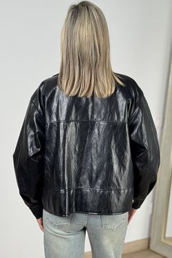 Cazadora efecto piel negra