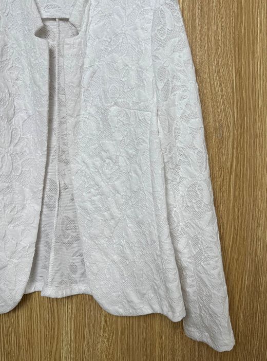 Chaqueta blonda blanca