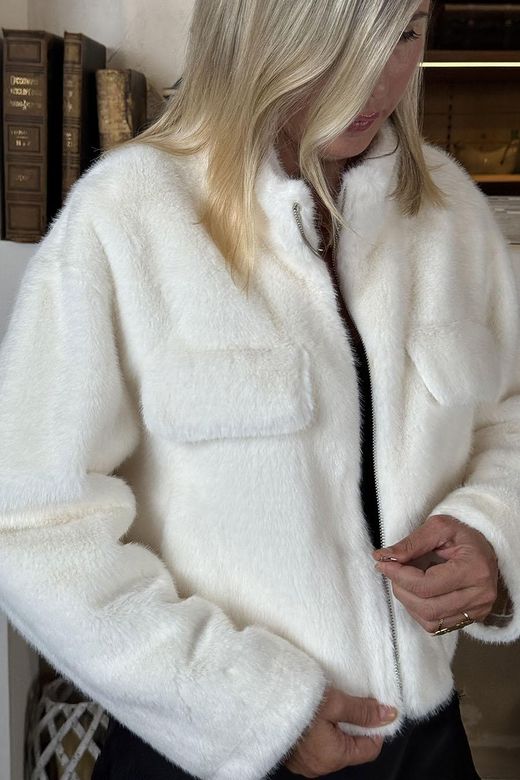 Chaqueta corta efecto pelo crudo