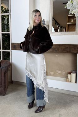 Chaqueta corta efecto pelo marrón