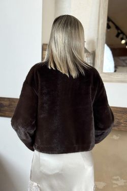 Chaqueta corta efecto pelo marrón