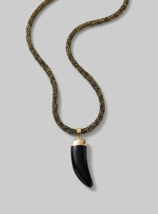 Collar colgante colmillo negro
