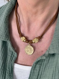 Collar moneda dorada