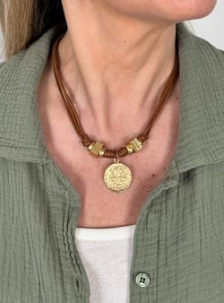 Collar moneda dorada