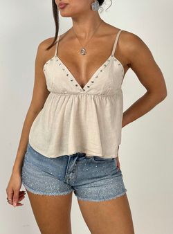 Crop top tachas beige