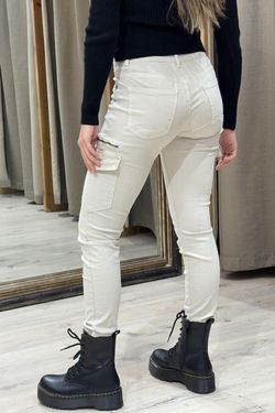 Pantalón cargo elástico beige claro