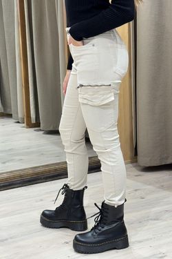 Pantalón cargo elástico beige claro
