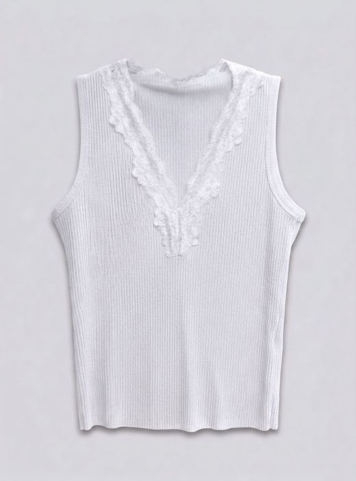 Top canalé con encaje blanco