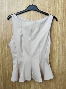 Top sin mangas Peplum beige