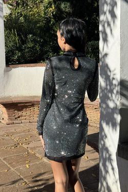 Vestido corto brillante negro-plata