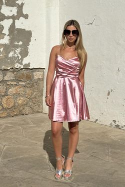 Vestido corto satinado vuelo rosa
