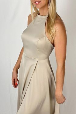 Vestido largo de raso con abertura beige