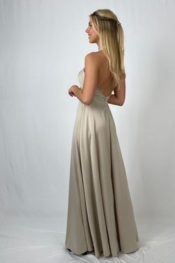 Vestido largo de raso con abertura beige