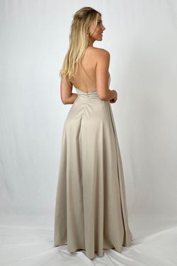 Vestido largo de raso con abertura beige