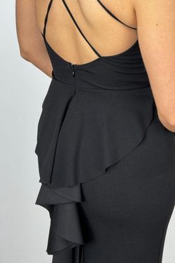 Vestido largo negro con volante